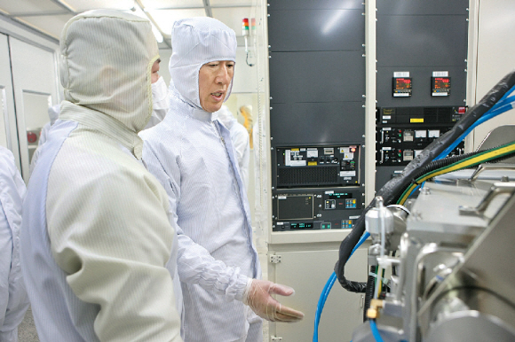 허창수(오른쪽) GS그룹 회장이 최근 서울 강동구 성내1동 GS칼텍스 신에너지연구센터를 방문해 신에너지 관련 장비들을 살펴보고 있다. GS그룹 제공 