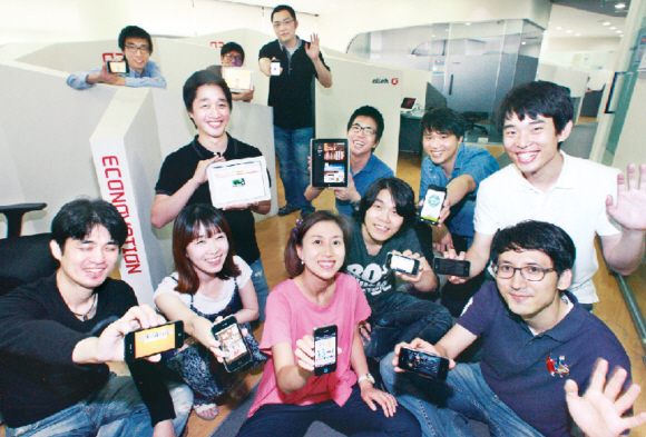 최근 서울 서초구 우면동 에코노베이션 제1센터에서 열린 홈커밍데이 행사에 참석한 앱 개발자들이 자신의 앱을 보여 주며 포즈를 취하고 있다. KT 제공
