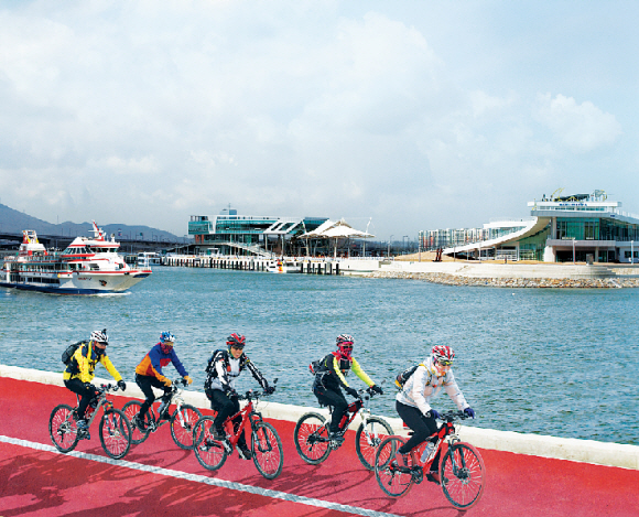 최근 경기 김포터미널 인근에 조성된 자전거길(아리빛섬 광장~김포터미널)에서 동호인들이 무리지어 자전거를 타고 있다. 한국수자원공사 제공