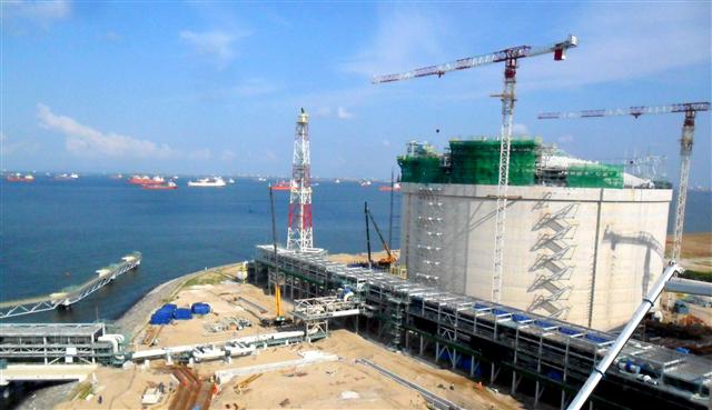 삼성물산이 수행하는 싱가포르 액화천연가스(LNG) 터미널 공사는 저장 탱크와 하역설비를 갖춘 싱가포르 최초의 LNG 시설로 관심을 모은다. 삼성물산 제공 