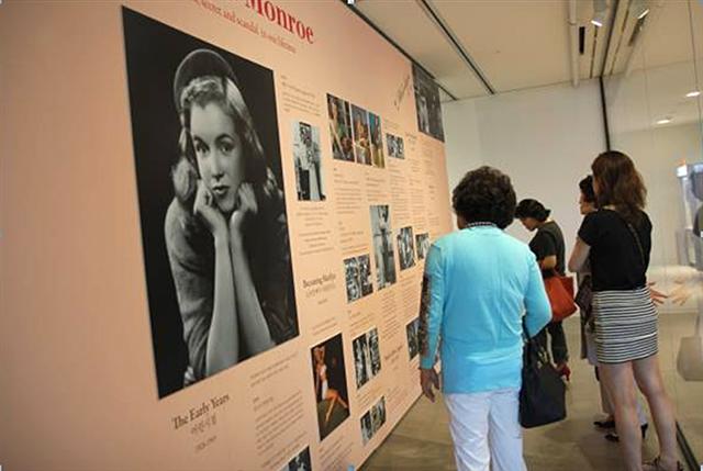 신세계백화점이 18일 본점 갤러리에서 진행하고 있는 미국 여배우 메릴린 먼로 사진전. 4만명이 다녀갈 정도로 인기를 끌었다. 신세계백화점 제공