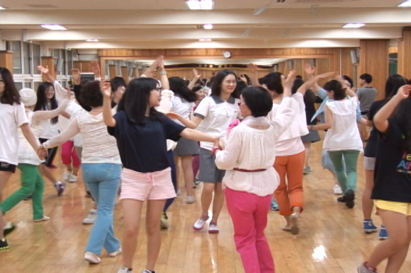 지난 18일 서울 금호여자중학교에서 ‘춤추는 꽃중년 프로젝트’ 참가자들과 중학생들이 춤을 추면서 즐거운 시간을 보내고 있다.  문성호PD sungho@seoul.co.kr