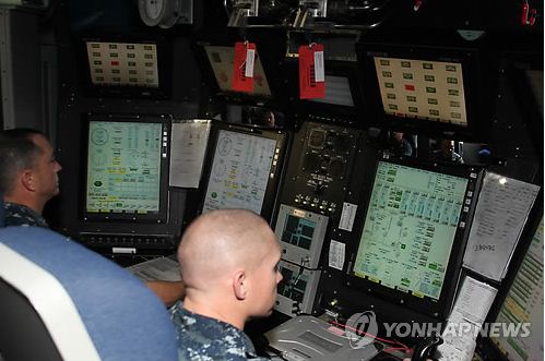 하와이호 승조원들이 지휘통제실에서 임무를 수행하고 있다. (2010년 11월 부산 입항 당시의 모습) 연합뉴스 
