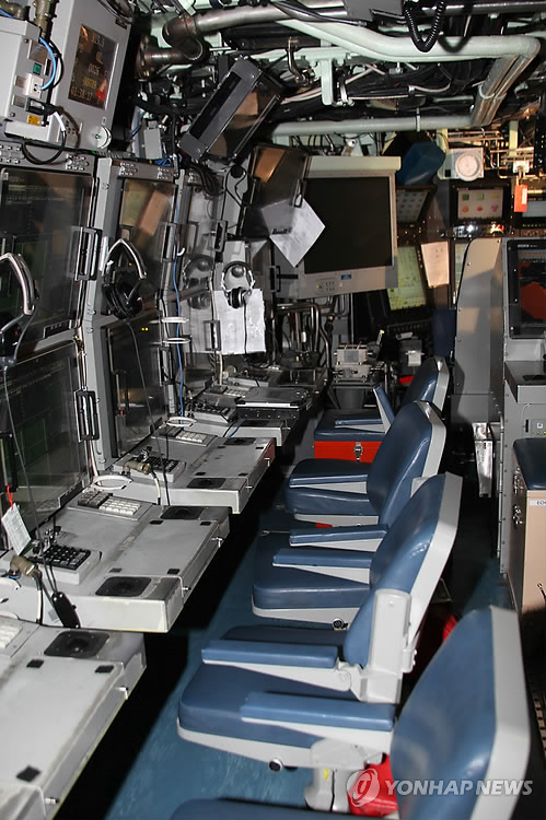 잠수함 지휘통제실의 레이더 관측장비 모습. (2010년 11월 부산 입항 당시의 모습) 연합뉴스