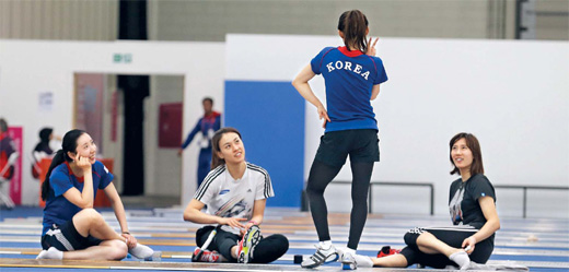 펜싱 남현희(돌아선 이)가 브루넬대학에서 훈련하던 중 익살스러운 몸짓을 하자 동료들이 바라보고 있다.  런던 올림픽사진공동취재단