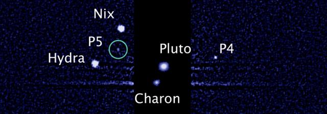 명왕성(pluto)을 돌고 있는 위성 다섯개. 카론, 닉스, 히드라 이외에 지난해에 P4, 올해 P5가 발견됐다.  NASA 제공