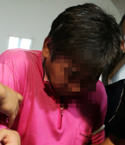 23일 살해 용의자인 강모(46)씨가 제주동부경찰서 진술녹화실에서 다른 곳으로 옮겨지던 중 기자들의 질문에 답하고 있다. 제주 연합뉴스