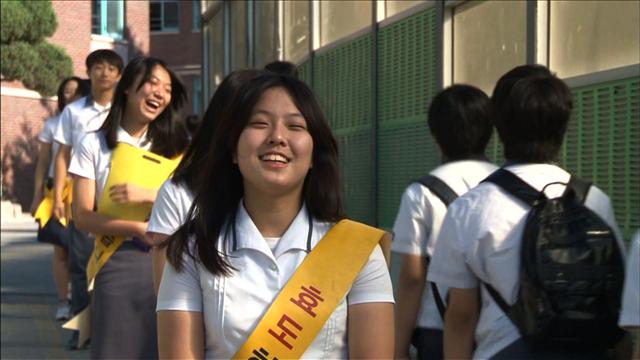 교문에서 선도활동을 벌이고 있는 북인천중학교 학생회 학생들. 모범생들뿐 아니라 문제아들까지 포함되어 있어서 효과를 드높이고 있다.