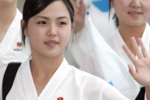 北 김정은, 어린 아내 출산 후에도 일 시키며…