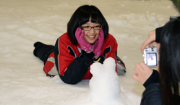타이완 관광객이 웅진플레이도시 실내스키장에서 눈사람을 만든 후 기념사진을 찍고 있다.