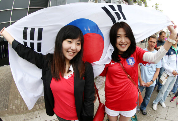 한국과 멕시코의 축구경기가 열린 26일, 뉴캐슬의 세인트 제임스 파크를 찾은 중국 유학생들이 태극기를 들어보이고 있다.  런던 올림픽사진공동취재단