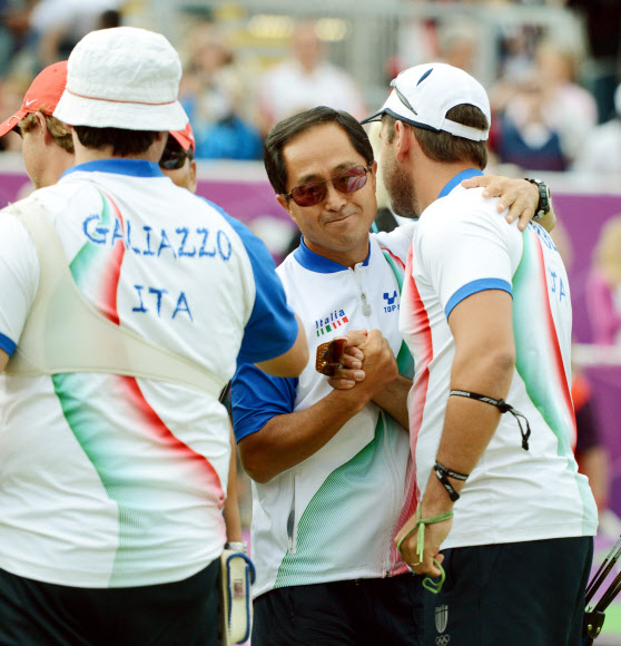 결승에서 미국을 따돌리고 금메달을 차지한 이탈리아 대표팀의 석동은 감독이 선수들과 기쁨을 나누고 있다. 런던올림픽사진공동취재단