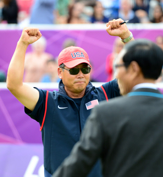 미국 대표팀을 지도한 이기식 감독이 한국을 제압한 뒤 두 팔을 번쩍 들며 기뻐하고 있다.  런던올림픽사진공동취재단