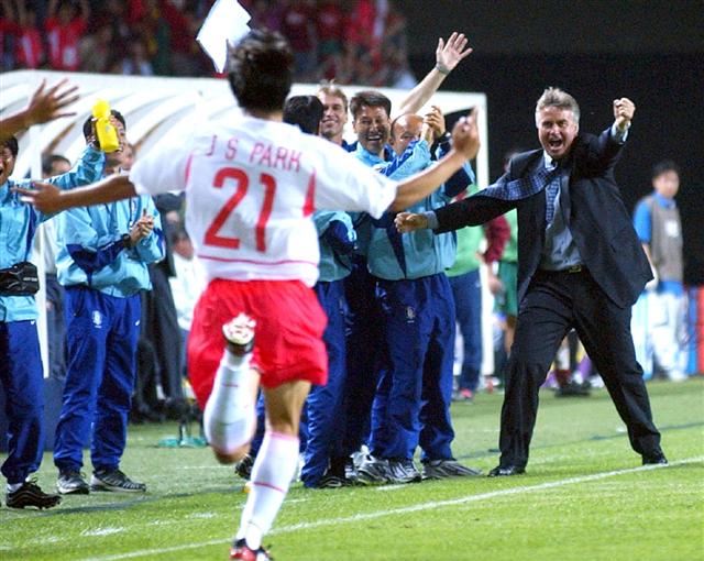 2002 한·일월드컵 당시 박지성(21번)이 포르투갈전에서 결승골을 넣은 뒤 거스 히딩크 감독에게 달려가는 모습.