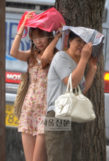 시원한 소나기… 당황한 시민들