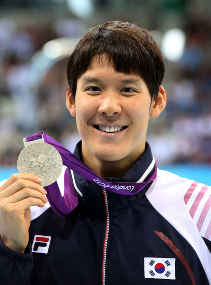 박태환이 30일 오후(현지시간) 영국 런던 올림픽파크의 아쿠아틱스 센터에서 열린 2012 런던올림픽 남자 자유형 200ｍ 결승에서 1분44초93으로 쑨양(중국)과 공동 은메달을 차지한 뒤 은메달을 들고 활짝 웃고 있다. 연합뉴스