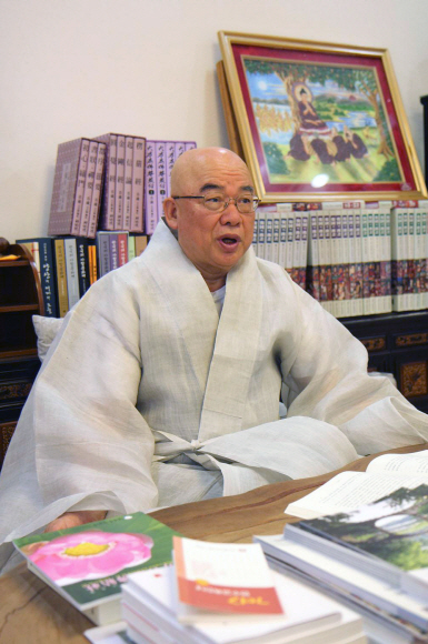 통도사 주지 원산 스님이 스승이기도 한 경봉 대선사의 가르침인 참나를 찾는 과정에 대해 설명하고 있다.