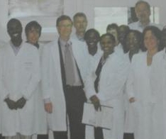 빌 게이츠(왼쪽 세번째)가 2009년 국제축산연구소(ILRI)를 방문해 연구원들과 찍은 사진.