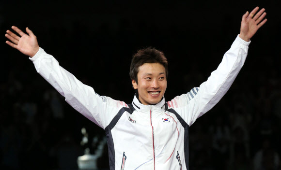 남자 펜싱 플뢰레에서 동메달을 딴 한국의 최병철이 31일 저녁(현지시각) 런던 엑셀 런던 사우스 홀에서 열린 시상식에서 시상대에 올라 활짝 웃으며 손을 흔들고 있다. 올림픽사진공동취재단