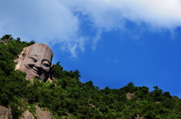 주민들을 닮으려는 듯, 첸포산의 바위를 깎아 만든 미륵상도 정겨운 웃음을 지으며 산 아래 마을을 내려다보고 있다.