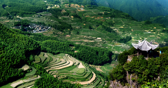 계단식 논이 이어진 난젠옌 풍경. 왼쪽 마을이 반링춘이다.