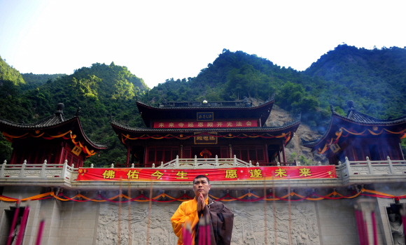 첸포산 아래 절집에서 한 승려가 합장하며 객을 맞고 있다.