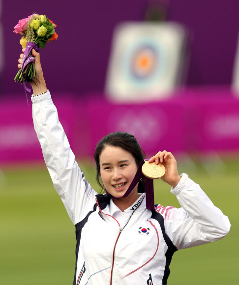 2일 오후(현지시각) 영국 런던 로즈 크리켓 그라운드에서 열린 2012런던올림픽 여자양궁 개인전 경기에서 한국의 기보배가 우승을 차지해 금메달을 목에 걸었다. 기보배가 시상대에서 금메달을 들고 환호하고 있다.  연합뉴스