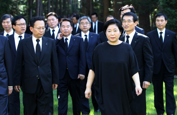 3일 경기 하남시 창우동 선영에서 현정은(앞줄 오른쪽) 현대그룹 회장이 남편인 고 정몽헌 전 회장의 9주기 추모행사를 마치고 임직원과 함께 묘역을 나서고 있다. 연합뉴스