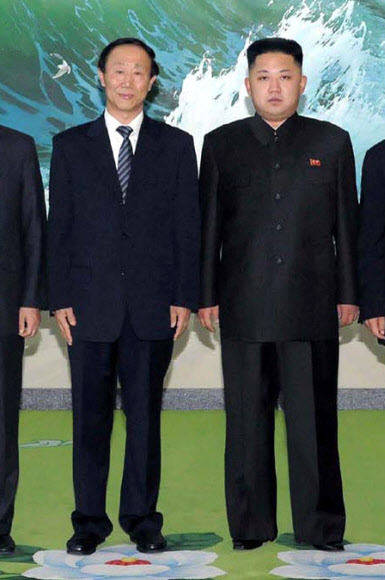김정은(오른쪽) 북한 국방위원회 제1위원장이 2일 방북 중인 왕자루이 중국 공산당 대외연락부장을 만난 뒤 기념사진을 찍고 있다. 김 제1위원장이 단독으로 외빈을 만난 것은 처음이다.  평양 조선중앙통신 연합뉴스