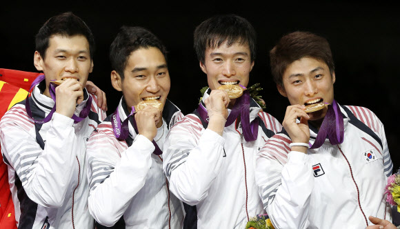한국 남자 펜싱 사브르 대표팀 선수들이 4일 영국  런던 사우스 아레나에서 열린 2012 런던올림픽에서 단체전 시상식에서 금메달을  들고 포즈를  취하고  있다. 왼쪽부터 구본길,김정환,원우영,오은석 연합뉴스