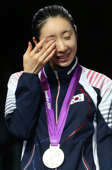 한국 펜싱의 신아람이 5일 영국 런던 엑셀 노스아레나에서 열린 런던올림픽 여자 에페 단체전에서 은메달을 따낸 뒤 기쁨의 눈물을 흘리고 있다. 런던 올림픽사진공동취재단