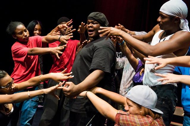 ‘파서빌리티 프로젝트’에 참여하는 미국 다문화 청소년들이 소수자로 살아가는 자신들의 경험을 녹여 만든 뮤지컬을 무대에서 펼쳐보이고 있다. 파서빌리티 프로젝트 제공