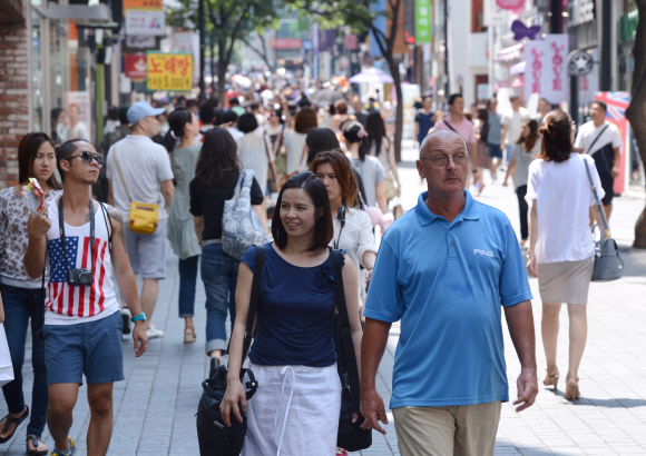 한국을 방문하는 외국인 관광객 수가 지난 7월 한 달 동안 처음으로 100만명을 넘어섰다. 5일 외국인 관광객들이 서울 명동거리를 둘러보고 있다.  정연호기자 tpgod@seoul.co.kr