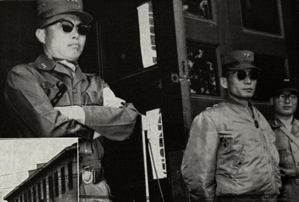 1961년 5·16 당시 장도영(왼쪽) 육군참모총장과 박정희 소장이 나란히 서 있는 모습. 서울신문 포토라이브러리