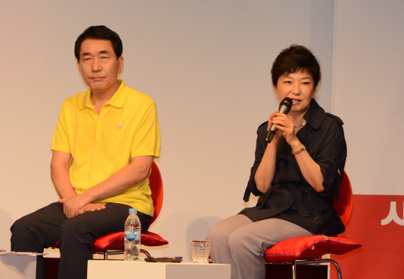 새누리당 박근혜(오른쪽) 대선 경선 후보가 안상수 후보와 함께 5일 서울 상암동 누리꿈스퀘어에서 열린 20대 정책토크에 참석, 대학등록금·일자리 분야와 관련한 정책을 밝히고 있다.  안주영기자 jya@seoul.co.kr