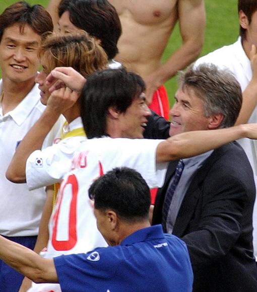 홍명보 감독이 10년 전 스페인과의 8강전을 승리로 이끈 뒤 거스 히딩크 감독을 안고 있다. 서울신문 포토라이브러리