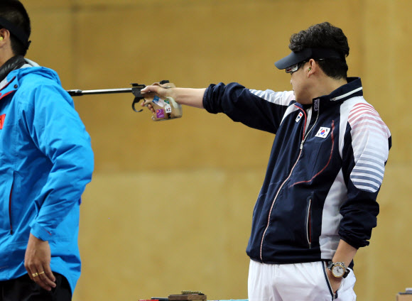 한국사격의 간판 진종오가 5일 오후(한국시각) 영국 런던 그리니치파크 왕립 포병대 기지의 올림픽 사격장에서 열린 2012런던올림픽 남자 50m 권총 결선에서 과녁을 조준하고 있다.  연합뉴스