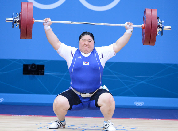 장미란 선수가 6일 런던올림픽 역도 75킬로그램 이상급에서 최선을 다하고있다 런던=올림픽공동취재단
