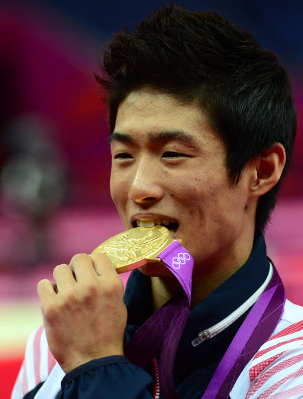6일 런던 노스그리니치 아레나에서 열린 런던올림픽 남자체조 도마에서 금메달을 딴 양학선이 시상대 위에서 금메달을 깨물어 보고 있다. 런던올림픽공동사진취재단