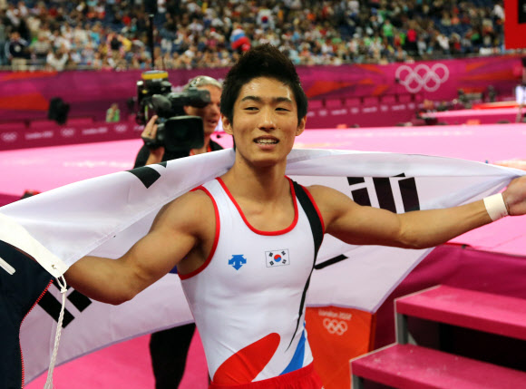 한국 체조가 올림픽에 참가한 지 52년 만에 처음으로 금메달을 딴 양학선이 6일 런던 노스그리니치 아레나에서 열린 체조 남자 도마 결선을 마친 뒤 태극기를 들고 선 채 기뻐하고 있다.  런던 올림픽사진공동취재단