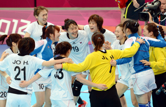 한국 여자핸드볼 대표팀이 7일 런던 올림픽파크 코퍼복스에서 열린 런던올림픽 8강전에서 러시아를 꺾고 8회 연속 올림픽 4강 진출을 확정한 뒤 기뻐하고 있다. 런던 올림픽사진공동취재단