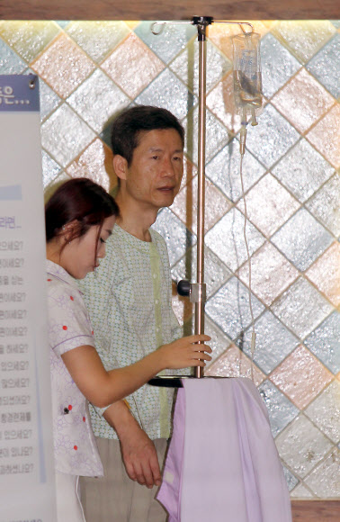 중국에 구금됐을 때 전기고문 등을 당했다고 주장해온 북한인권운동가 김영환(49)씨가 8일 오전 전주의 한 병원에서 건강검진을 받고 있다.  연합뉴스