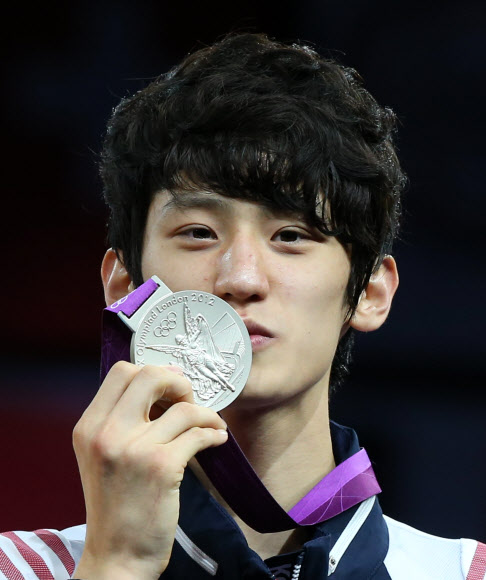 8일 오후(현지시각) 런던 엑셀 아레나에서 열린 2012런던올림픽 태권도 -58kg급 경기에 출전한 한국의 이대훈이 시상식에서 은메달을 목에 걸고 기뻐하고 있다. 연합뉴스