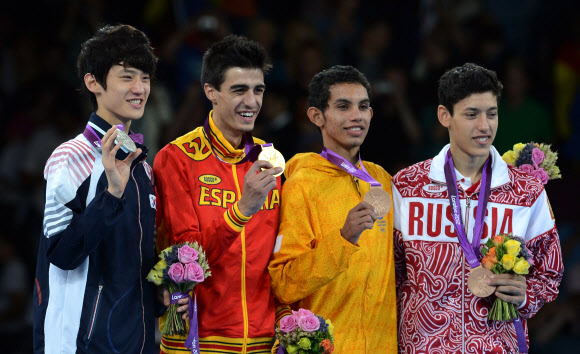 8일 영국 런던 엑셀 사우스아레나 태권도경기장에서 열린 2012런던올림픽 태권도 남자 58㎏급에서 은메달을 획득한 한국의 이대훈이 시상대에서 은메달을 들어보이고 있다. 런던=올림픽사진공동취재단