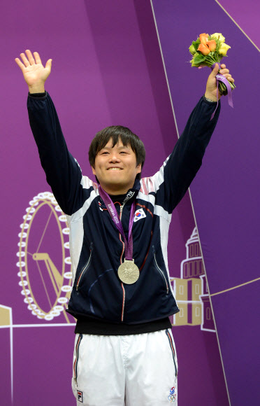 5일 영국 런던 그리니치파크의 왕립 포병대 기지 사격장에서 열린 2012 런던올림픽 남자 50ｍ 공기권총 경기에서 은메달을 딴 최영래 선수가 시상식에서 환호하고  있다. 런던=올림픽사진공동취재단