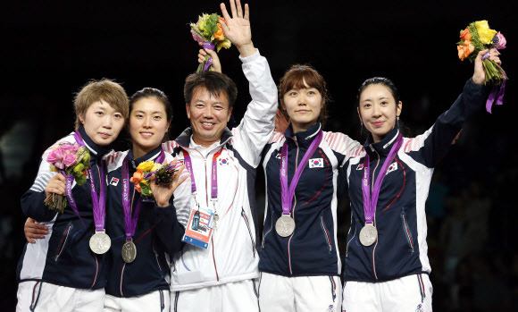 여자 펜싱대표팀은 5일(한국시간) 새벽 영국 런던 엑셀 사우스 아레나에서 열린 2012 런던올림픽 펜싱 여자 에페 단체전 결승에서 중국에 25-39로 패했다. 심재성 코치와 선수들이 시상식에서 기념촬영을 하고 있다. 런던=올림픽사진공동취재단