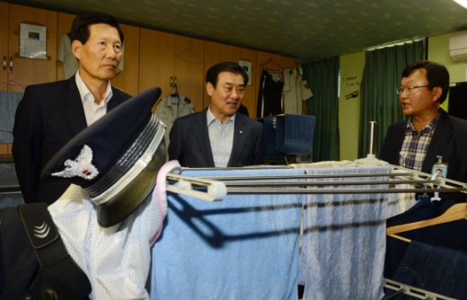 낡은 국회 경비대 시설 점검