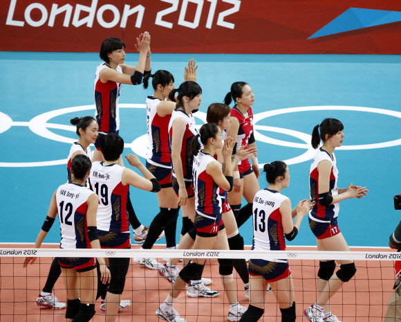 한국 여자 배구팀 선수들이 9일(현지시각) 영국 런던의 얼스코트에서 열린 2012년 런던올림픽 배구 4강전 미국과의 경기에서 아쉽게 패한 뒤  관중들에게 인사를 하고 있다.   연합뉴스