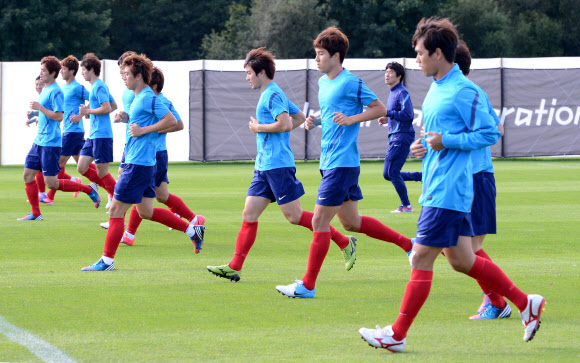 올림픽 축구대표팀 선수들이 9일(현지시간) 영국 카디프대학 훈련장에서 훈련을 하고 있다.   카디프=올림픽사진공동취재단