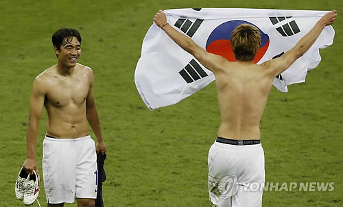 영국 웨일스 카디프의 밀레니엄스타디움에서 열린 런던올림픽 축구 동메달결정전 한국-일본 경기에서 박주영이 밝게 웃고 있다.오른쪽은 기성용.  